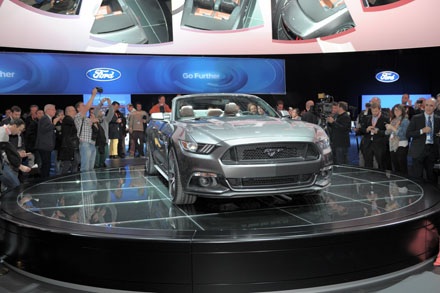 Ford chính thức ra mắt chiếc Mustang 2015 - 7 Và phiên bản Mustang 2015 coupé cùng người mẫu Ala Mulally